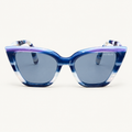 Audrey C6 Azuelos, lunettes de soleil femme œil-de-chat bleues et violettes aux nuances nacrées, vue de face