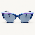 Audrey C6 Azuelos, lunettes de soleil femme œil-de-chat bleues et violettes aux nuances nacrées, vue de face