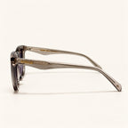 Profil des lunettes AZUELOS Avery C3, branches translucides avec âme métallique texturée et signature AZUELOS.