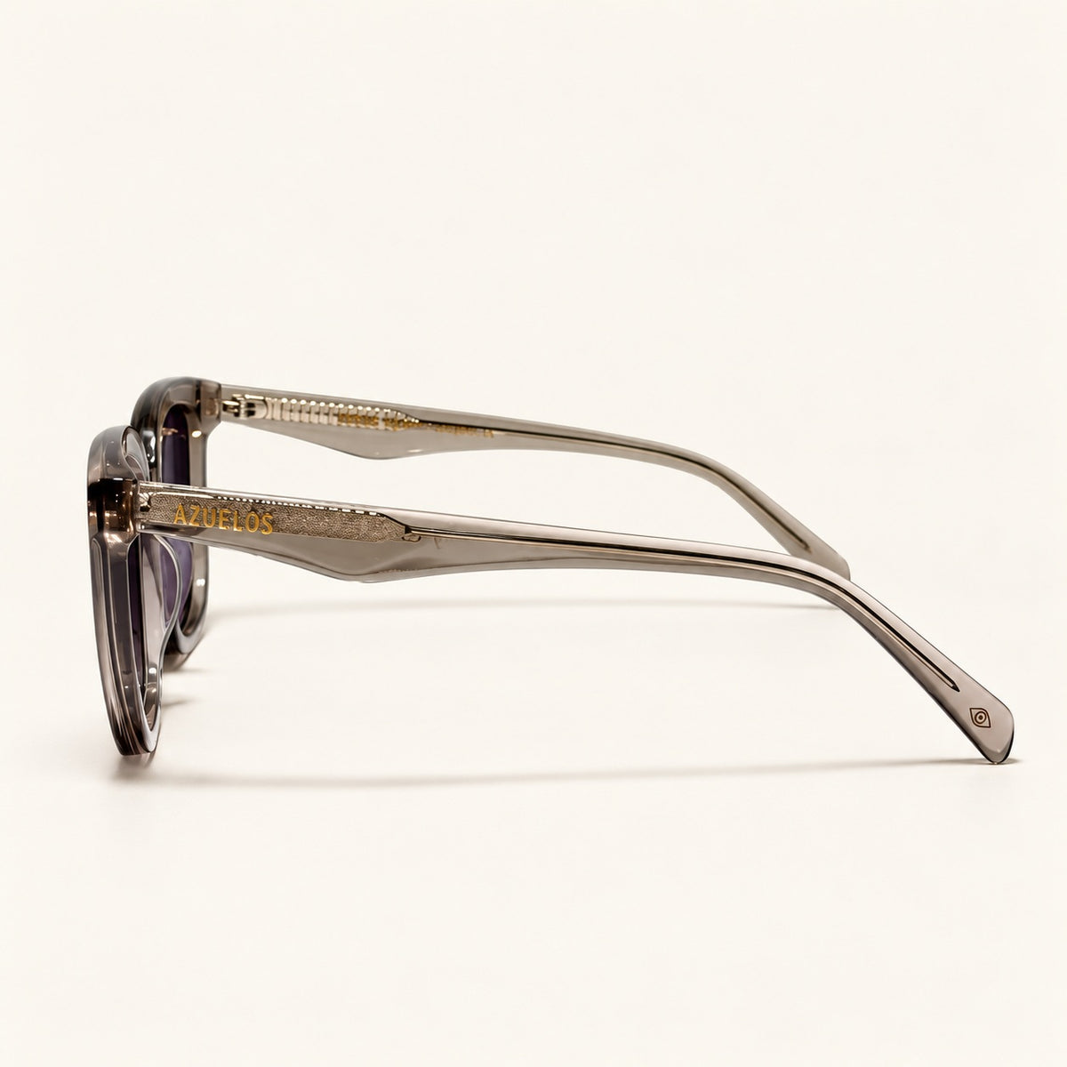 Profil des lunettes AZUELOS Avery C3, branches translucides avec âme métallique texturée et signature AZUELOS.