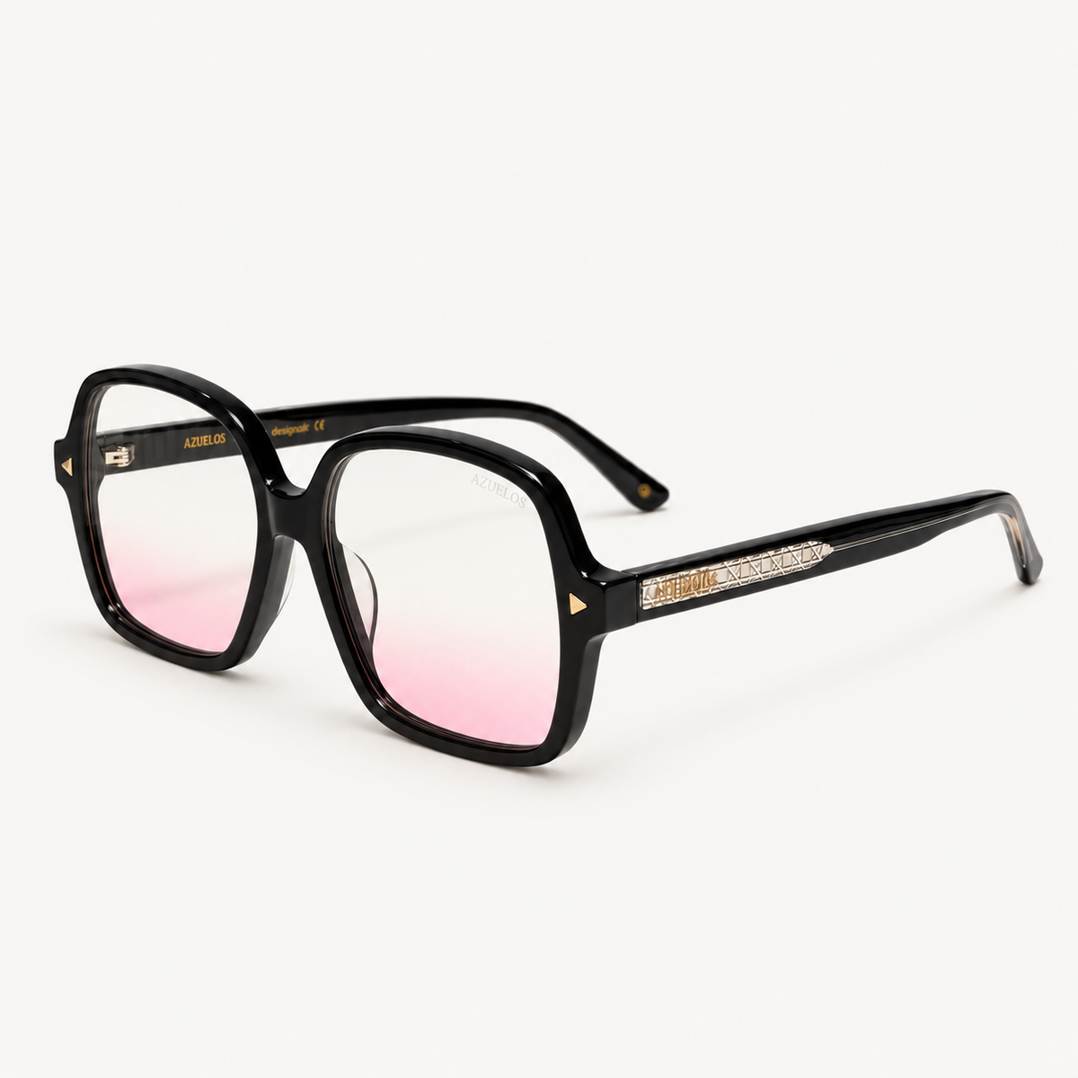 Monture BLUSH noire à détails argentés et triangles dorés, verres dégradés rose pâle, vue trois quarts.