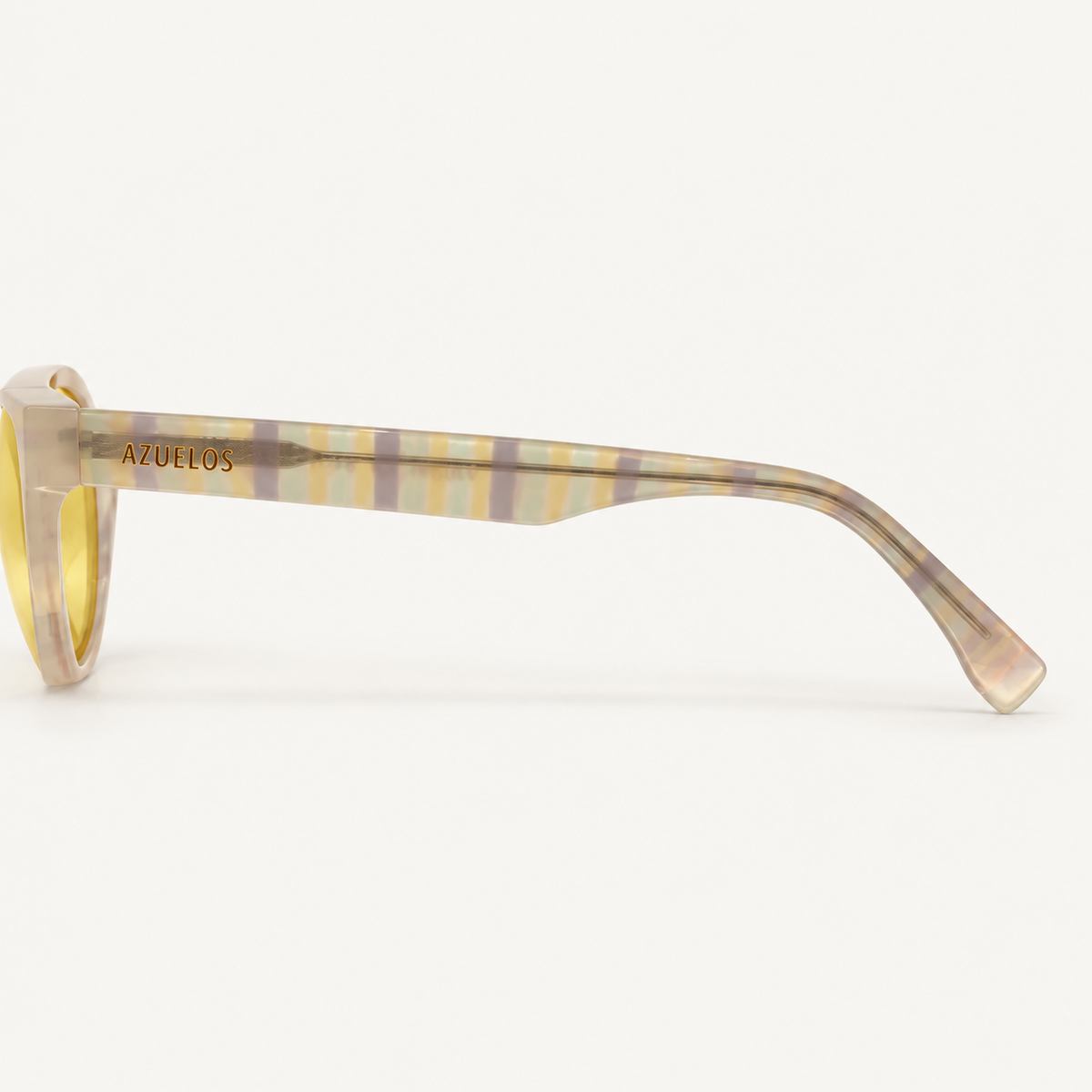 Vaughn C6 — détail de la branche translucide rayée avec signature Azuelos.