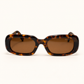 BROOKLA C2, lunettes de soleil femme en acétate écaille brun et ambre, monture rectangulaire cerclée aux angles arrondis et verres bruns, vue de face
