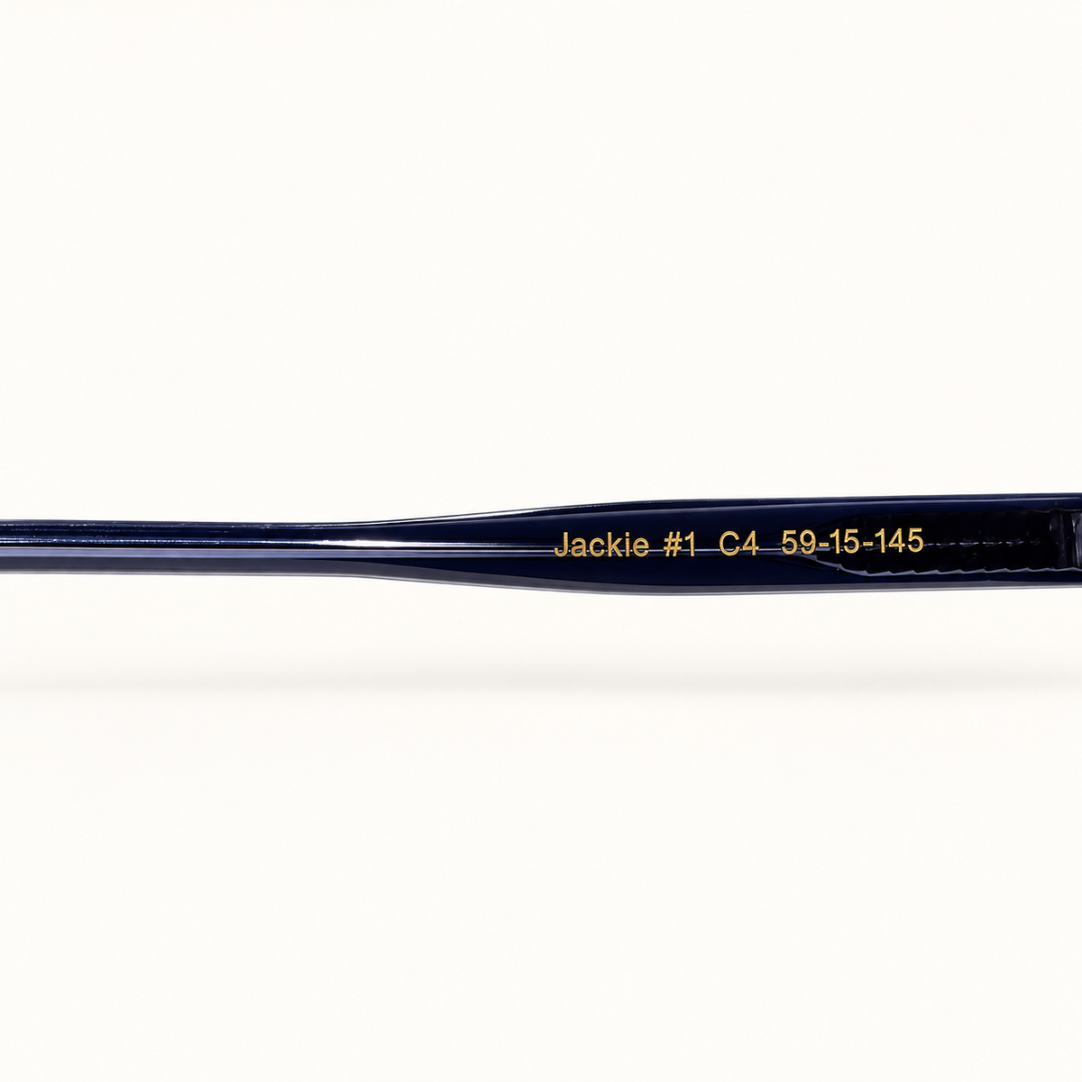 JACKIE #1 C4, détail de la référence et des dimensions 59–15–145 gravées sur la branche intérieure