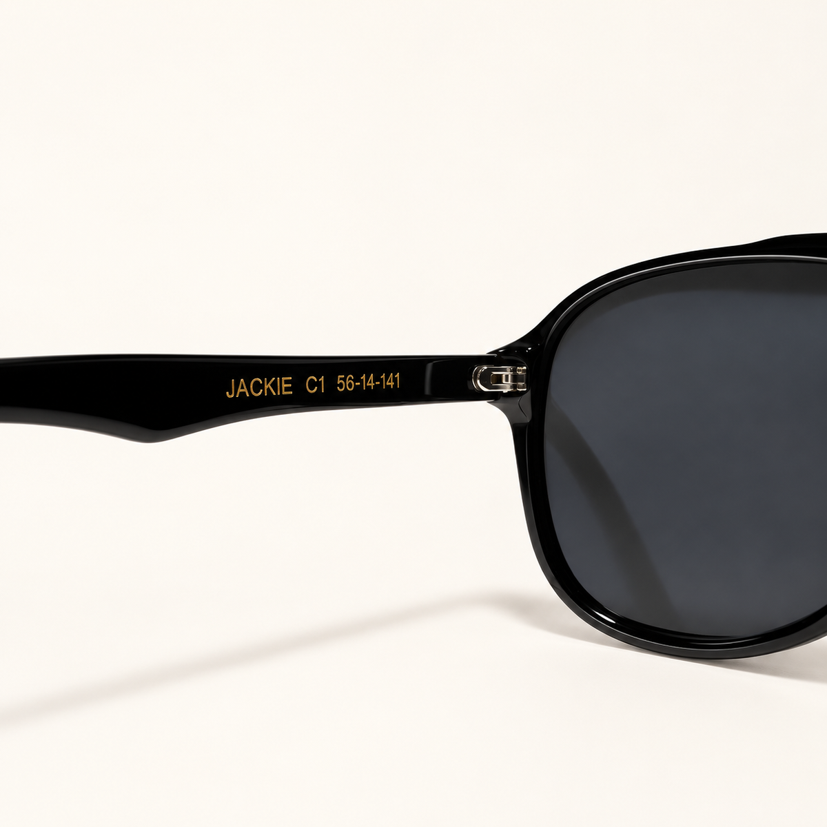JACKIE C1, détail de la référence et des dimensions 56–14–141 gravées sur la branche intérieure noire