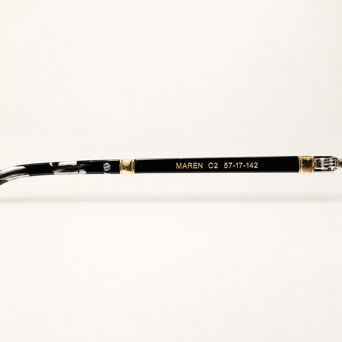 MAREN C2, détail de la référence et des dimensions 57–17–142 gravées sur la branche intérieure