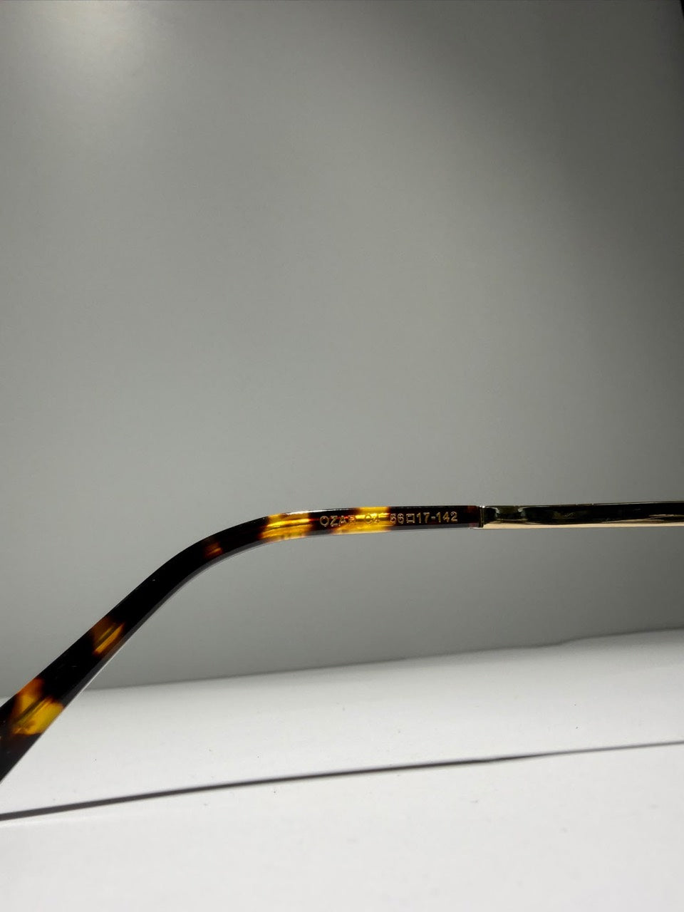 OZAR C2, détail de la référence gravée sur la branche intérieure à motif écaille