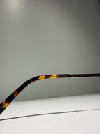 OZAR C2, détail de la référence gravée sur la branche intérieure à motif écaille
