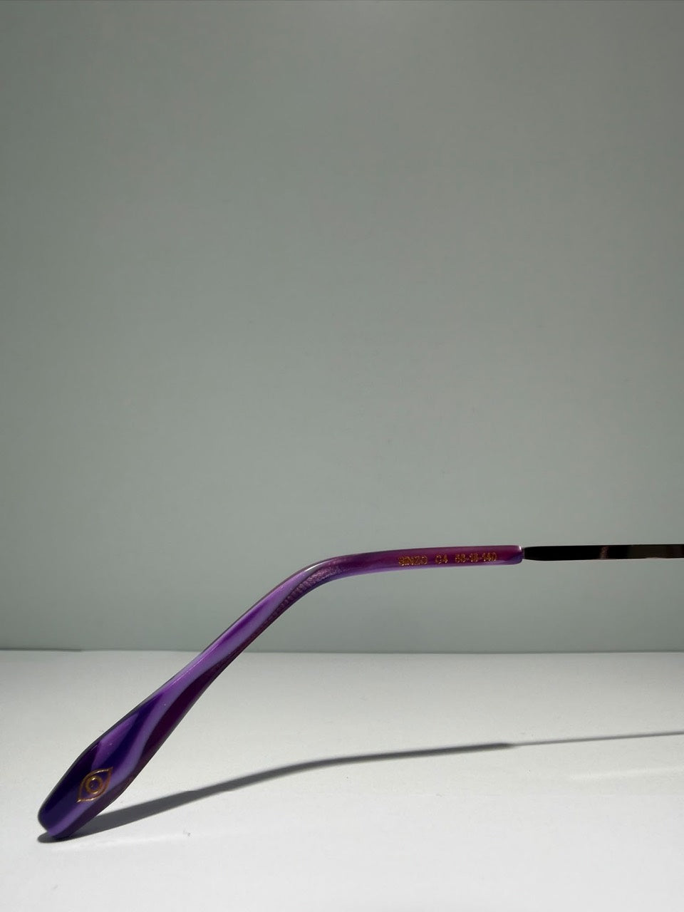 SHIZO C4, détail de la référence et des dimensions 56–18–140 gravées sur l’embout marbré violet