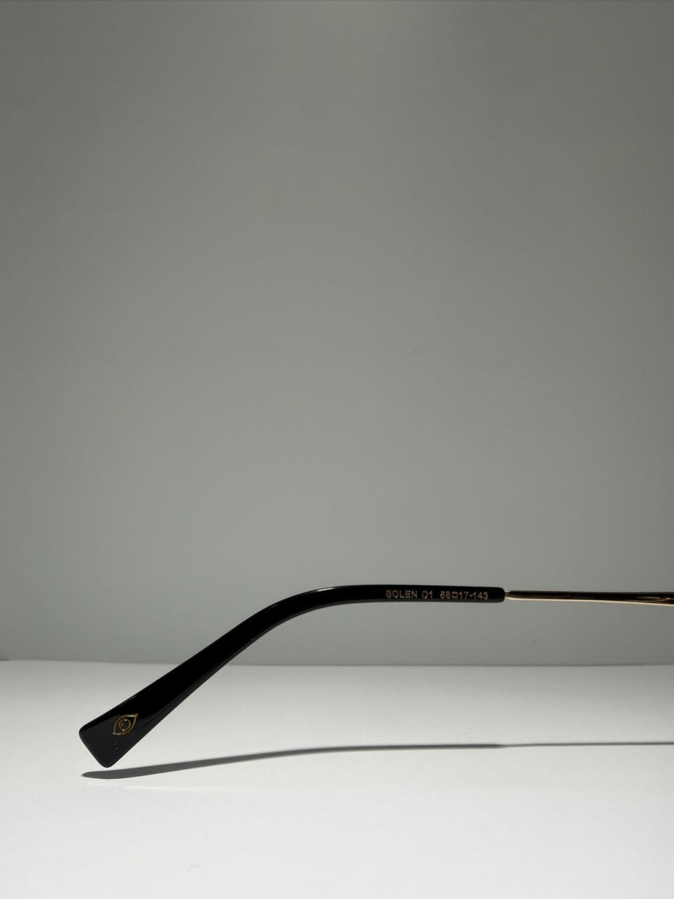 SOLEN C1, détail de la référence gravée sur la branche intérieure noire
