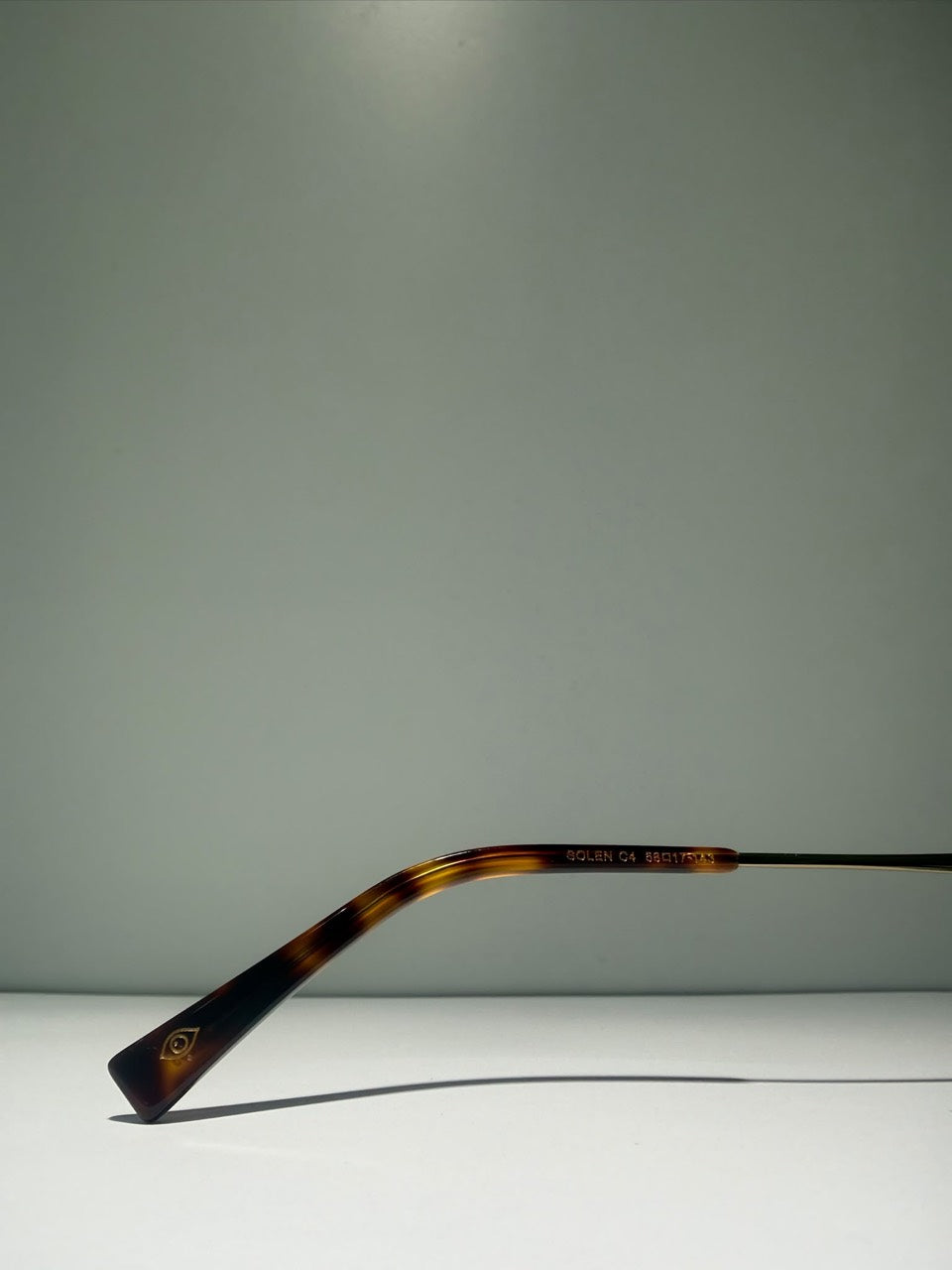 SOLEN C4, détail de la référence gravée sur la branche intérieure à motif écaille