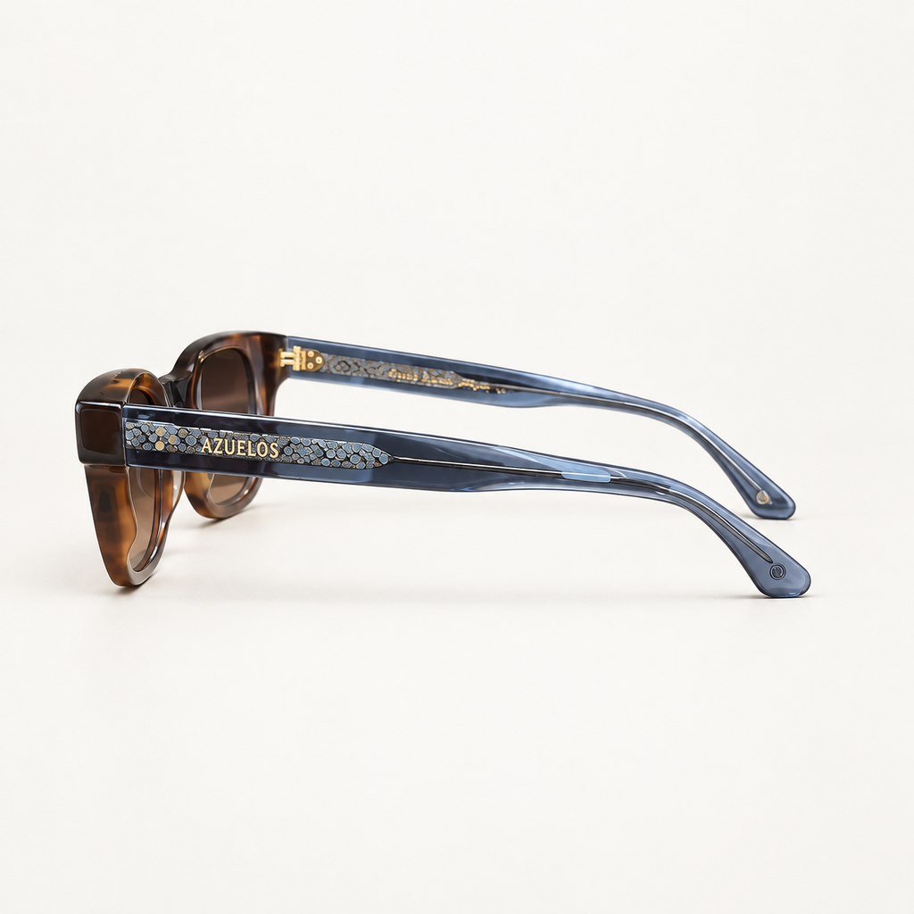 Tom C3 Azuelos — profil, branche bleu-gris transparente et signature dorée