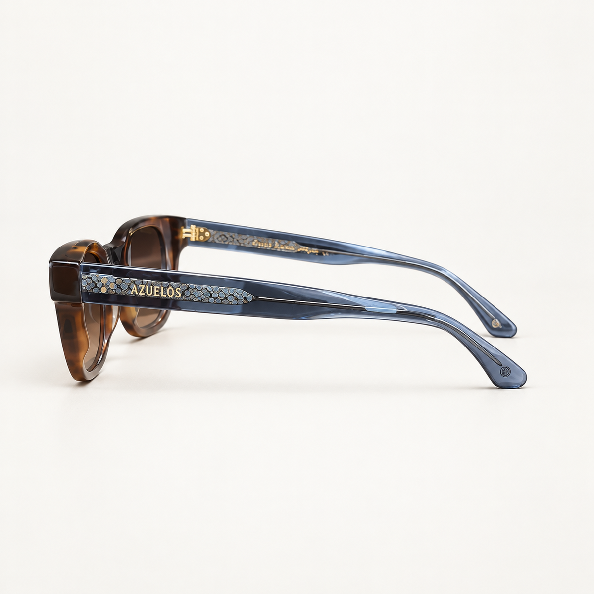 Tom C3 Azuelos — profil, branche bleu-gris transparente et signature dorée