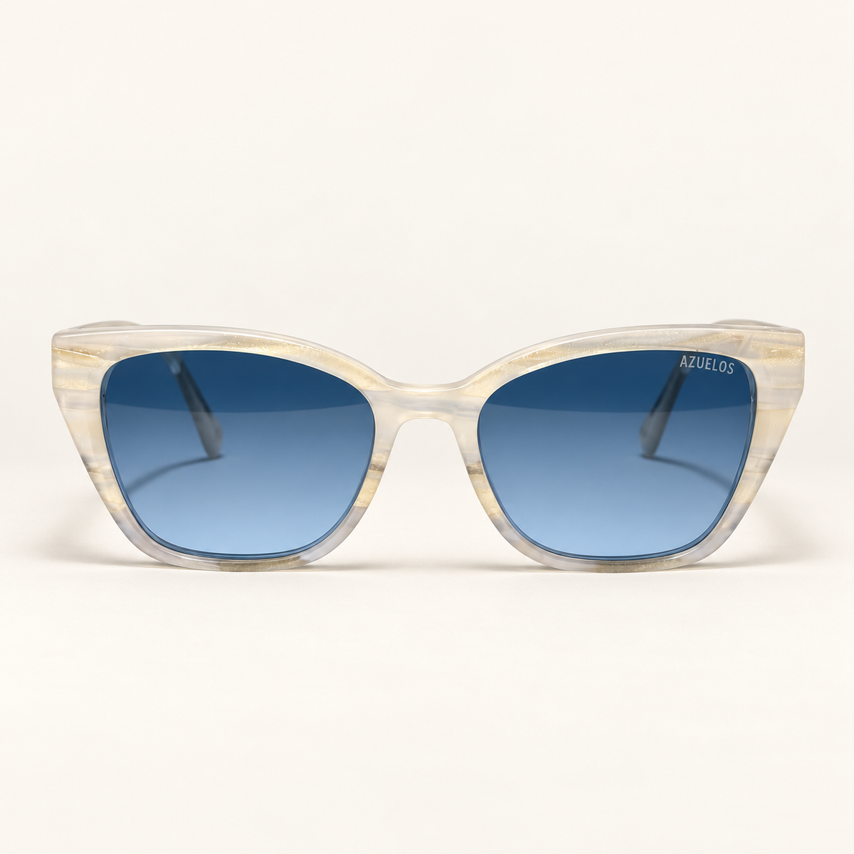 VAUGHN C3, lunettes de soleil femme en acétate ivoire nacré translucide, monture œil-de-chat et verres bleus dégradés, vue de face